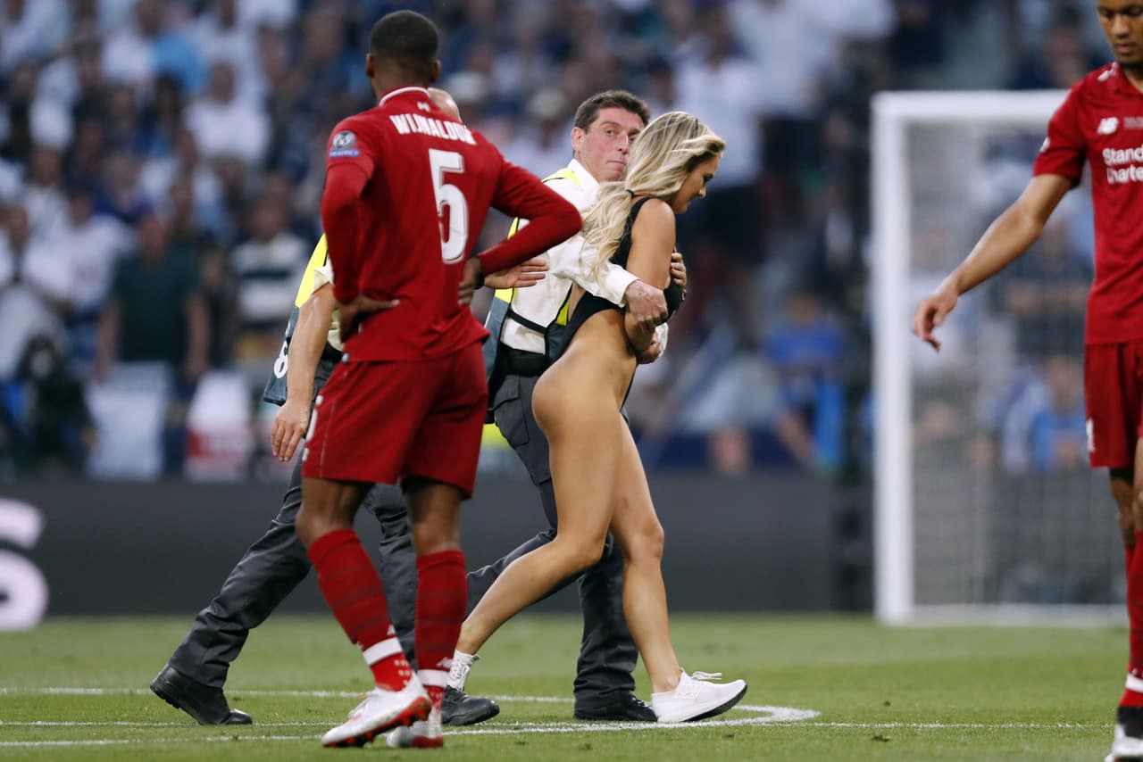 La mujer con poca ropa que ingresó al Wanda Metropolitano.