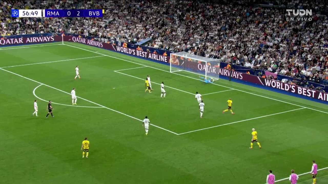 ¡TIRO ATAJADO! disparo por Donyell Malen.