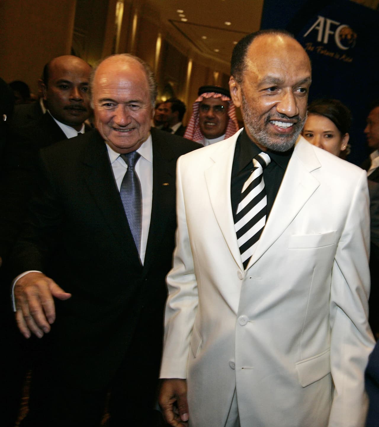 En 2011 Mohamed bin Hamman se presentó como oponente en la elección de presidente de la FIFA buscando la salida de Blatter. Sin Embargo, antes de los comisios fue acusado de sobornos que venían desde el Caribe.