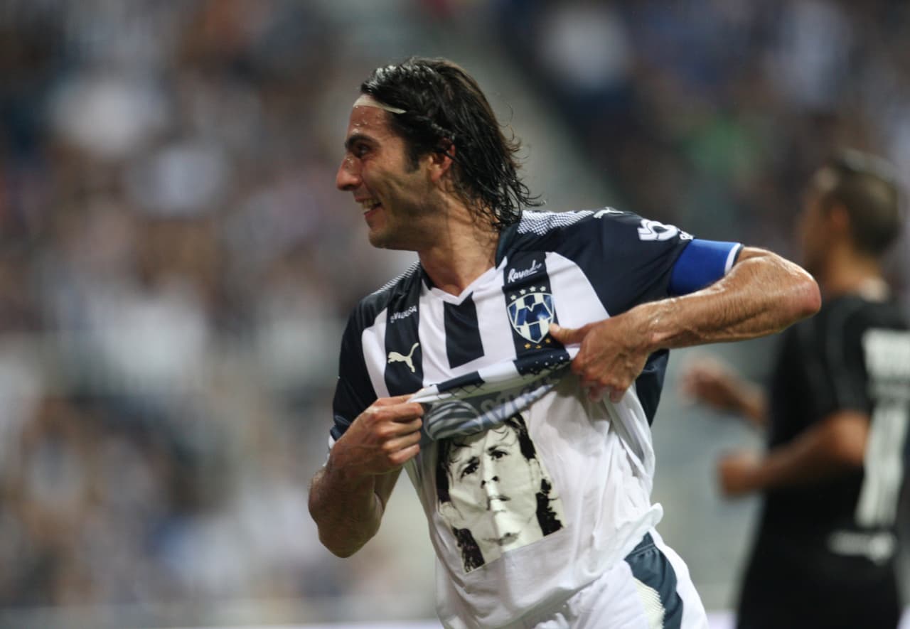 Aldo de Nigris debutó con Tigres UANL pero luego de estar con Rayados de Monterrey fue campeón dos veces y fue ídolo, al punto que con esos colores tuvo su despedida como profesional.