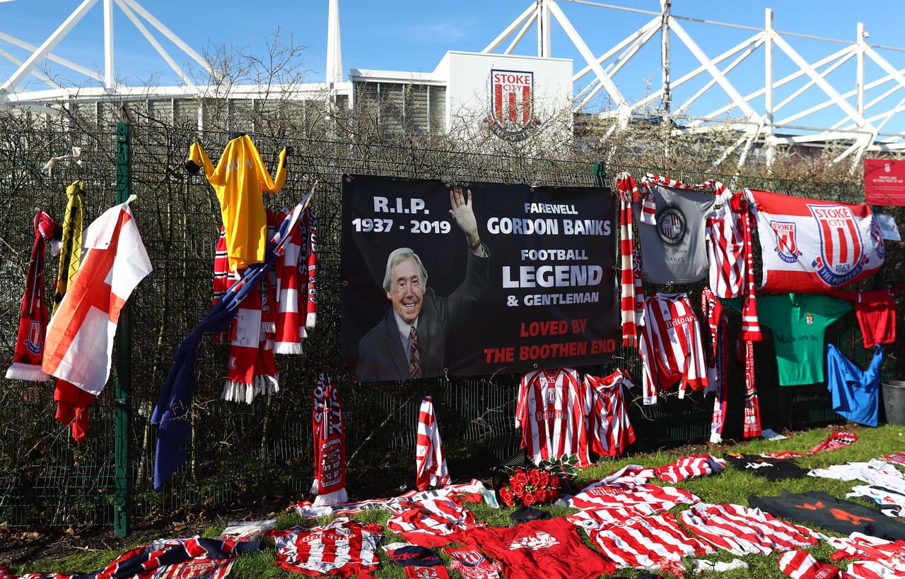 Las calles de Stoke tuvieron miles de hinchas y recuerdos como homenaje de despedida al ídolo Gordon Banks, en el funeral del arquero campeón con Inglaterra en el Mundial de 1966.