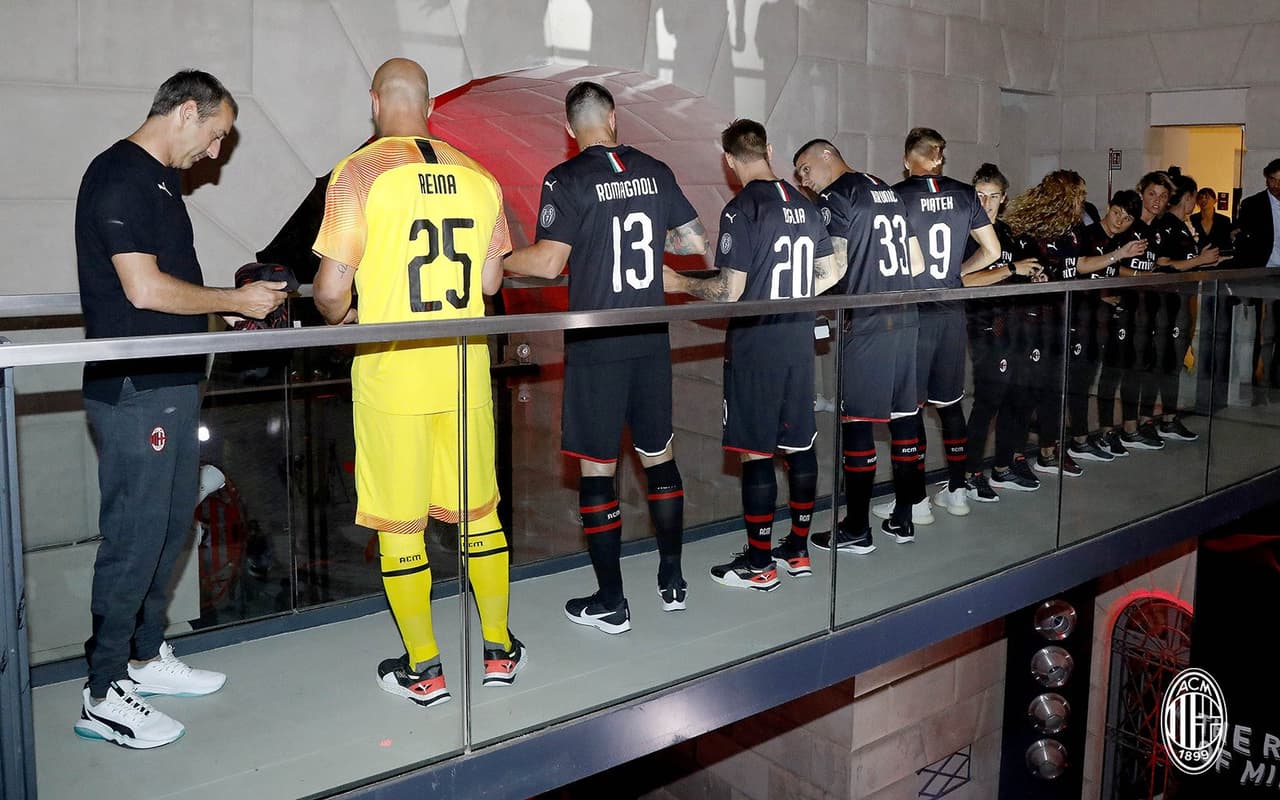 Los Rossoneros ya tienen su tercera piel para la siguiente temporada en la que esperan recuperar su lugar como un gran de Italia. La playera cuenta con un diseño de ondas en diferentes sentidos con el negro y rojo como protagonistas.