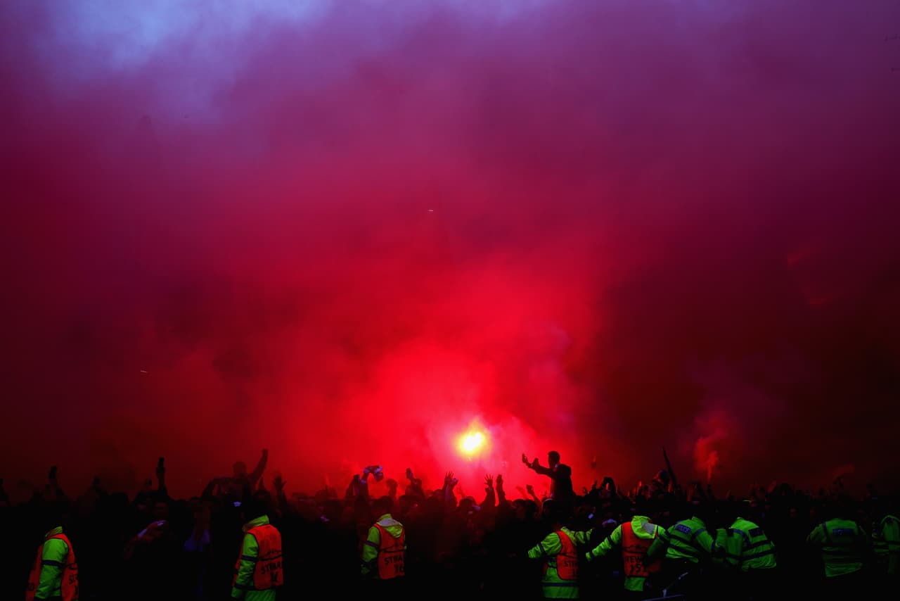 El cielo se vistió de fiesta en las calles de Liverpool, que con la presencia de los hinchas del equipo tuvieron la alegría previa al partido de ida de las semifinales de Champions League contra Roma.