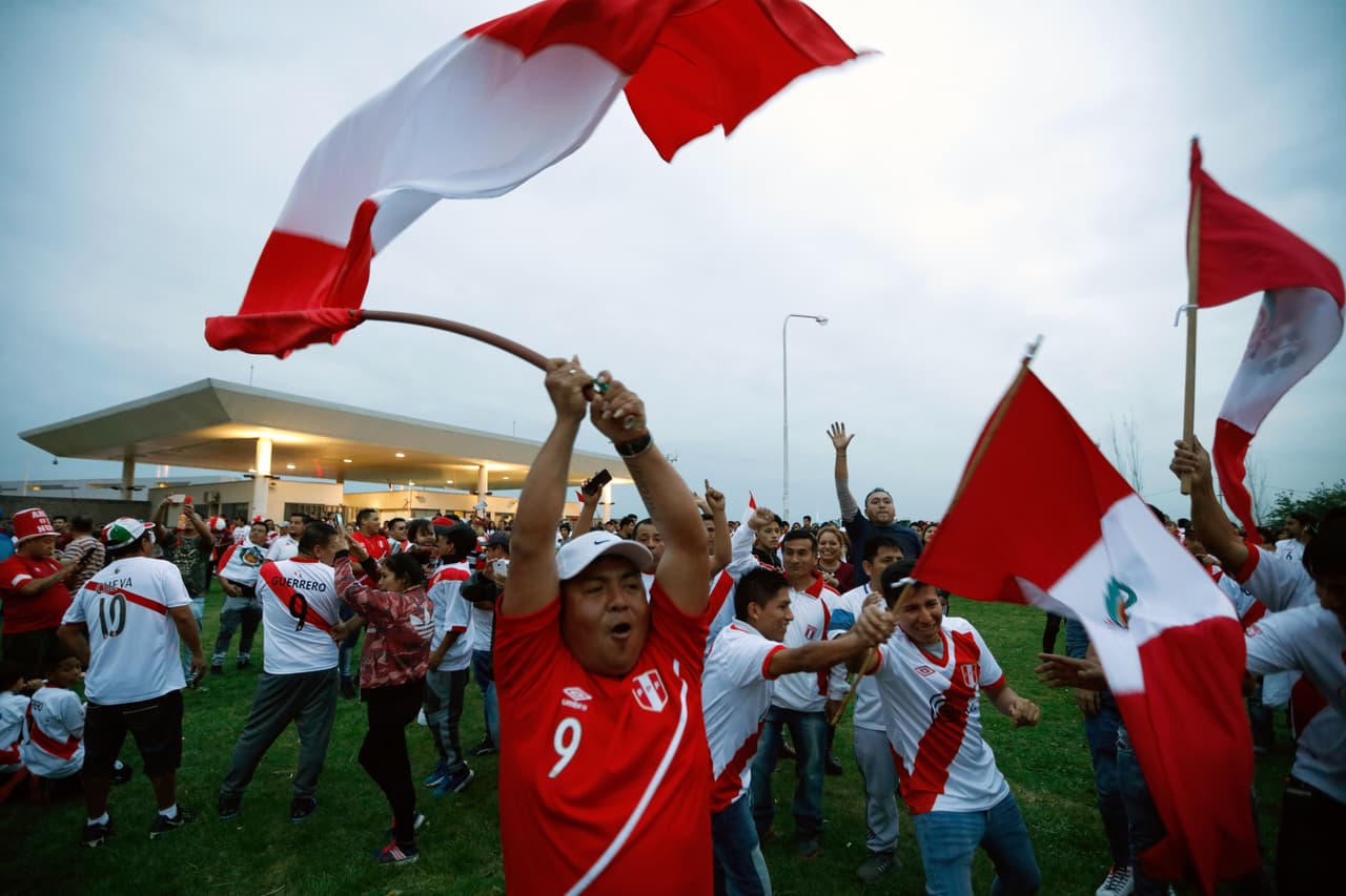 Los fanáticos peruanos llegaron a Buenos Aires para recibir y apoyar a su selección. Tomaron las calles en medio de una fiesta llena de alegría, colorido y belleza...