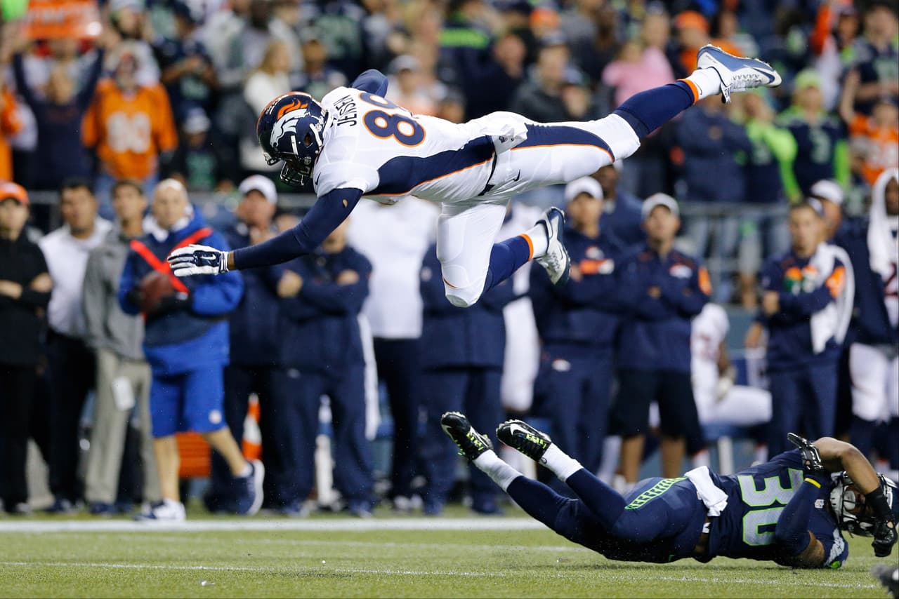 10. SUPERMAN JENSEN: El ala cerrada de los Denver Broncos, Marcel Jensen (89), es tackleado por el safety de los Seattle Seahawks, Ty Zimmerman (30). (Foto: Ric Tapia/NFL).