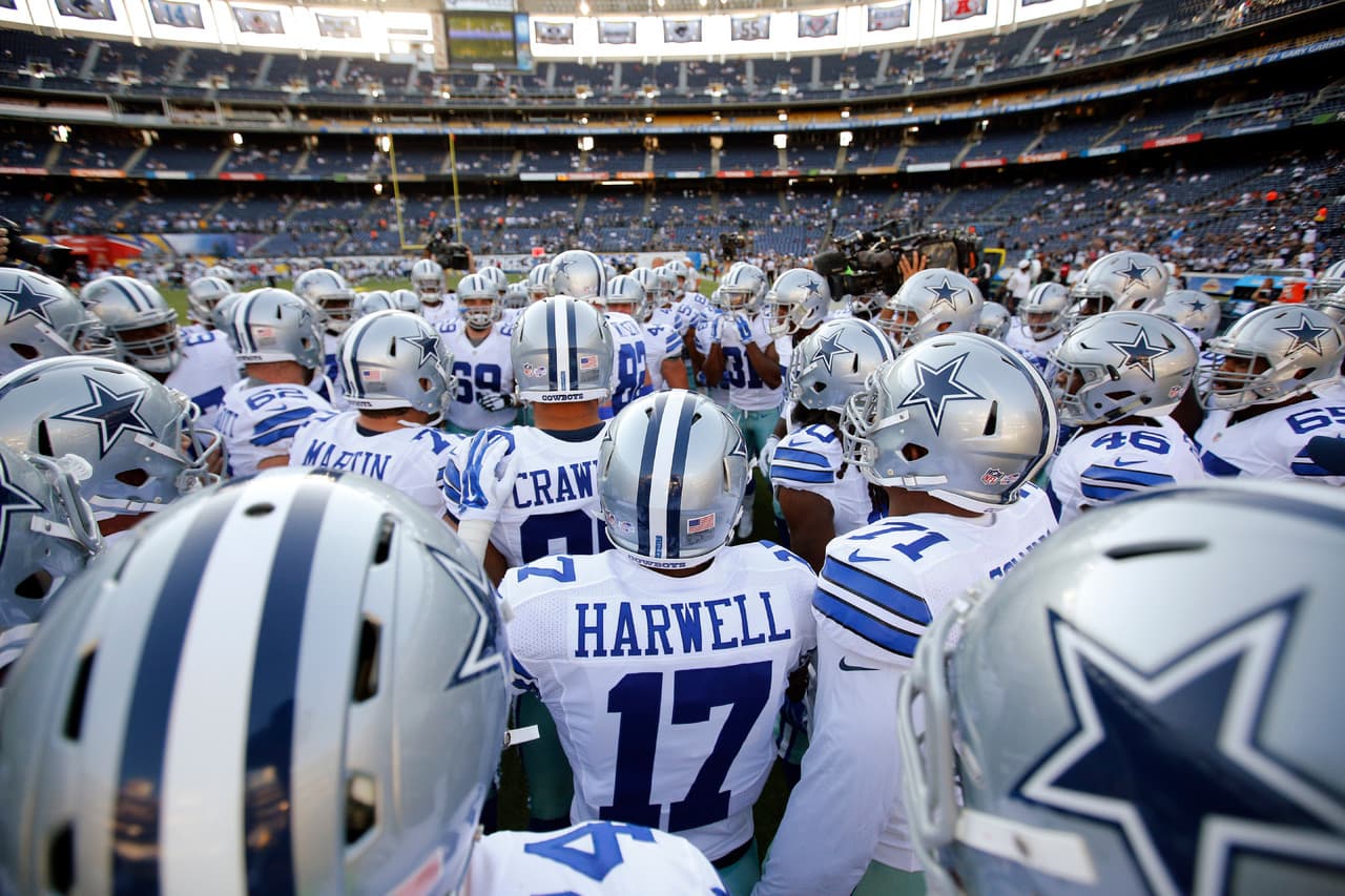 2. REUNION COWBOY: Los jugadores de los Dallas Cowboys alistándose para enfrentar a los San Diego Chargers. (Ric Tapia/NFL)