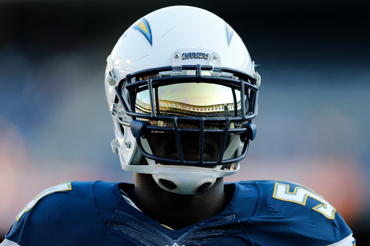 4. SOLO UN REFLEJO: El linebacker exterior de los San Diego Chargers, Melvin Ingram (54). (Ric Tapia/NFL)