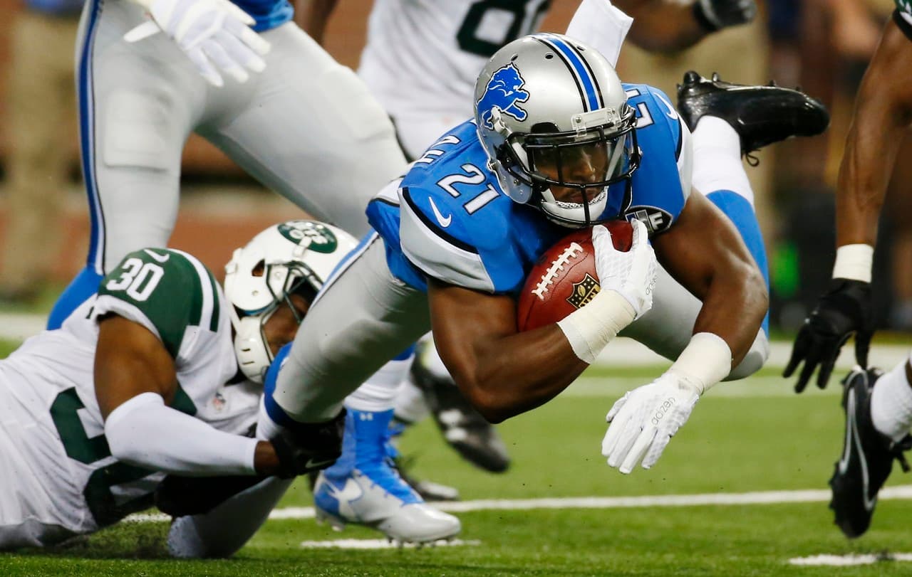 6. EL VUELO DE UN NOVATO: El corredor de los Detroit Lions, Ameer Abdullah (21), es detenido por el esquinero de los New York Jets, Darrin Walls (30). (AP Photo/Paul Sancya)