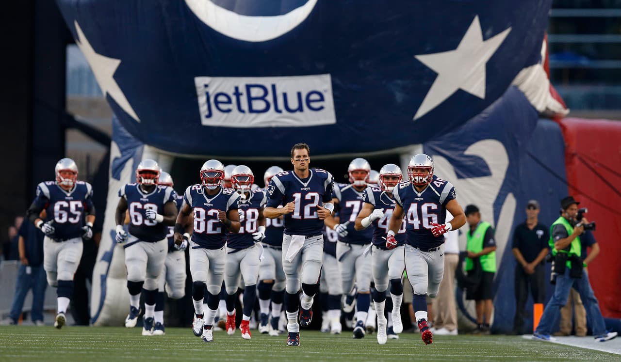 7. SIEMPRE DE LIDER: El quarterback de los New England Patriots, Tom Brady (12), al frente del equipo para llegar al campo del Gillette Stadium y verse las caras ante los Green Bay Packers. (Aaron M. Sprecher/NFL)