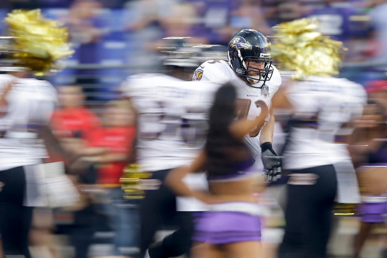 9. MANTENTE ENFOCADO: El guardia de los Baltimore Ravens, Marshal Yanda (73), corriendo hacia el emparrillado para iniciar el encuentro ante los New Orleans Saints en Baltimore. (AP Photo/Patrick Semansky)