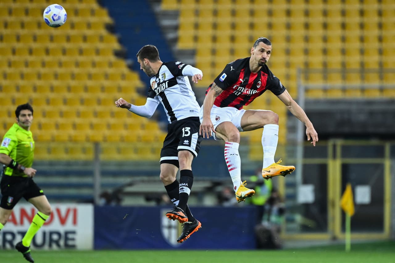 Ibrahimovic buscaba su gol, pero la zaga del Parma estaba atenta a los movimientos del león sueco.