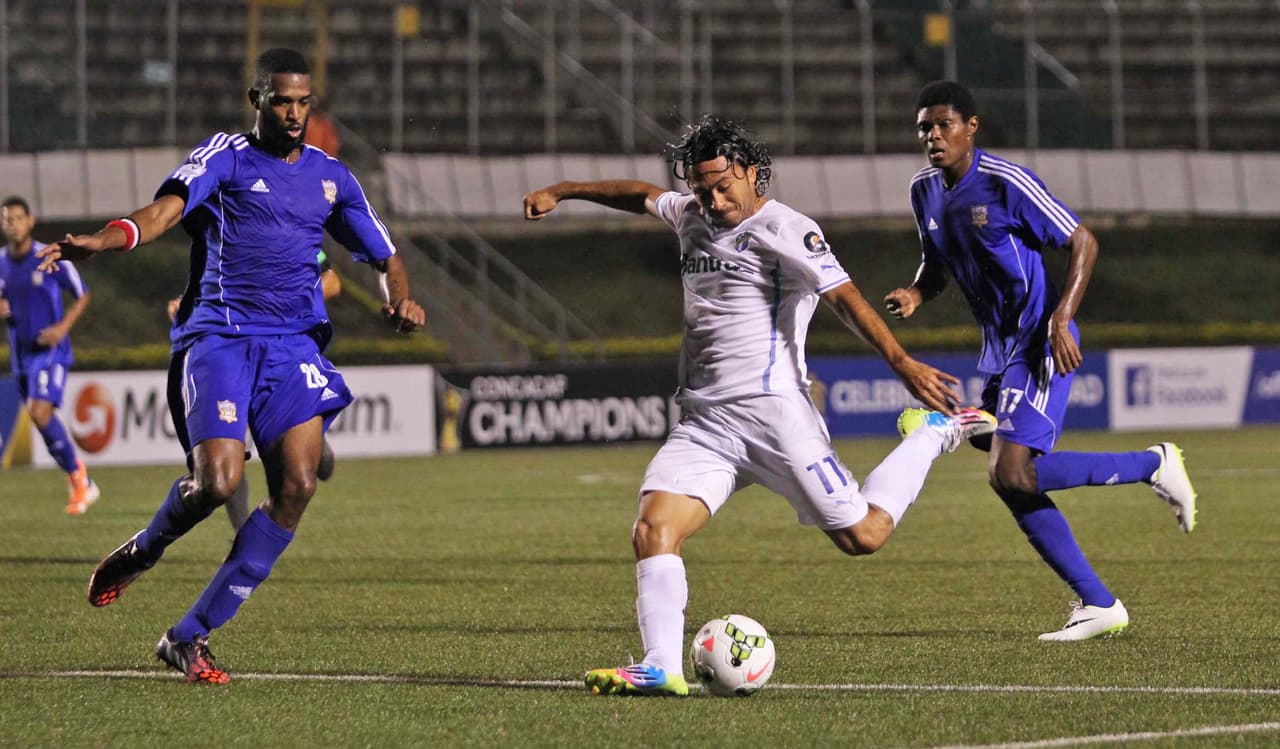 Su paso ahí fue corto y emigró al Comunicaciones, club con el que levantó dos títulos de liga. Pero sin duda vive su mejor momento con el Antigua FC, equipo con el que acumuló un campeonato más y durante este semestre se quedó con el título de goleo gracias a sus 14 anotaciones.