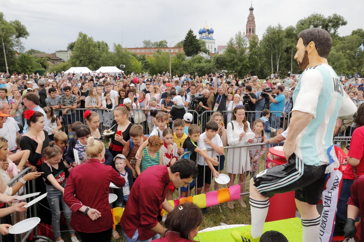 Frente al campamento base de la albiceleste, separado únicamente por el Lago Belskoe, se puede ver la sede de la selección argentina.