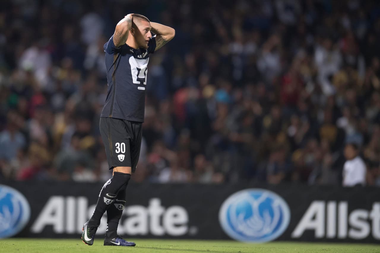 La desilusión en los jugadores de Pumas era evidente. El chileno Nicolás Castillo se lamentaba por el resultado que estaban sufriendo.