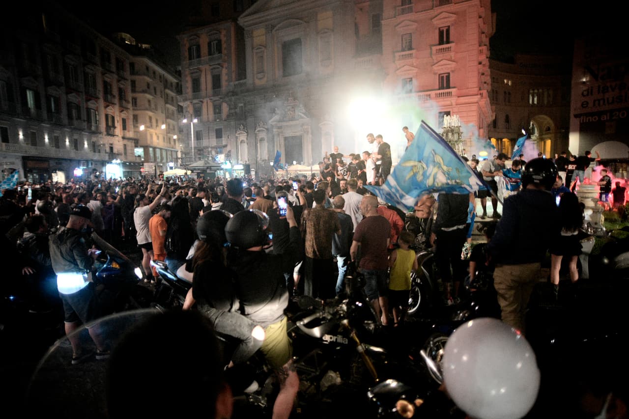 Nada pudo contener la alegria de la afición de Napoli al conseguir un nuevo título del equipo ante Juventus.