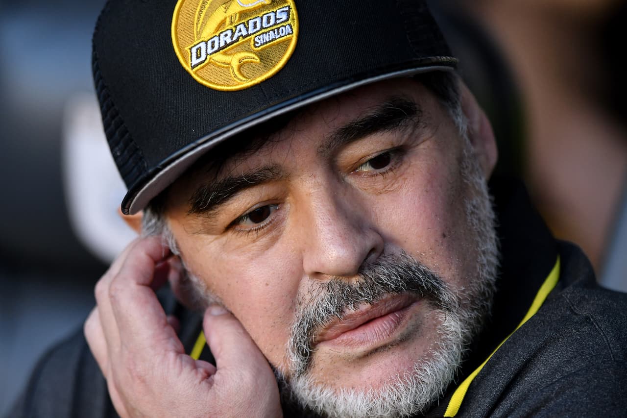 Evidentemente el 2-0 en contra de Dorados puso muy preocupado, pensativo a Maradona, quiien debía pensar en los ajustes de cara a la segunda mitad. Con ese marcador se fueron al descanso.