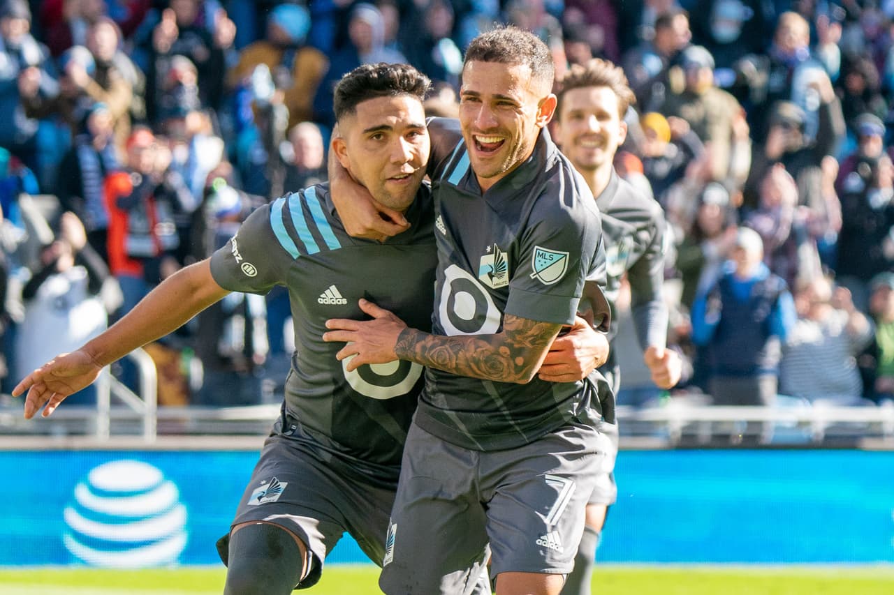 La dupla argentina formada por Emanuel Reynoso y Franco Fragapane dio la victoria 2-1 a Minnesota United FC frente a Sporting Kansas City.
<br>