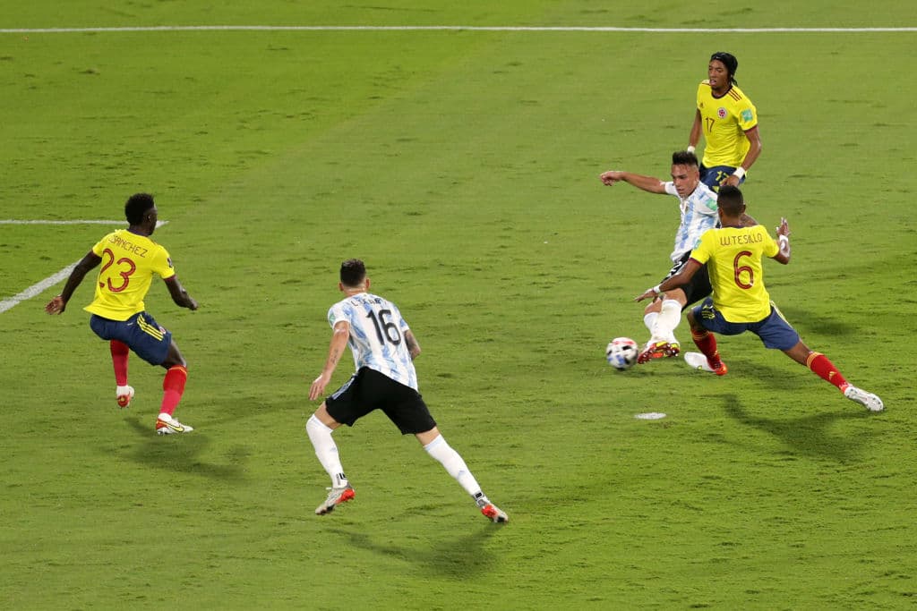 El solitario gol de Lautaro Martínez le da la victoria a Albiceleste 1-0 sobre Colombia.