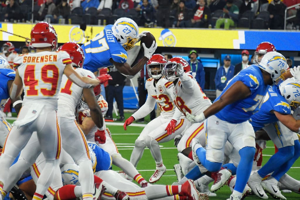 Los Angeles Chargers no saben aprovechar la localía y caen 34-28 frente a los Kansas City Chiefs.