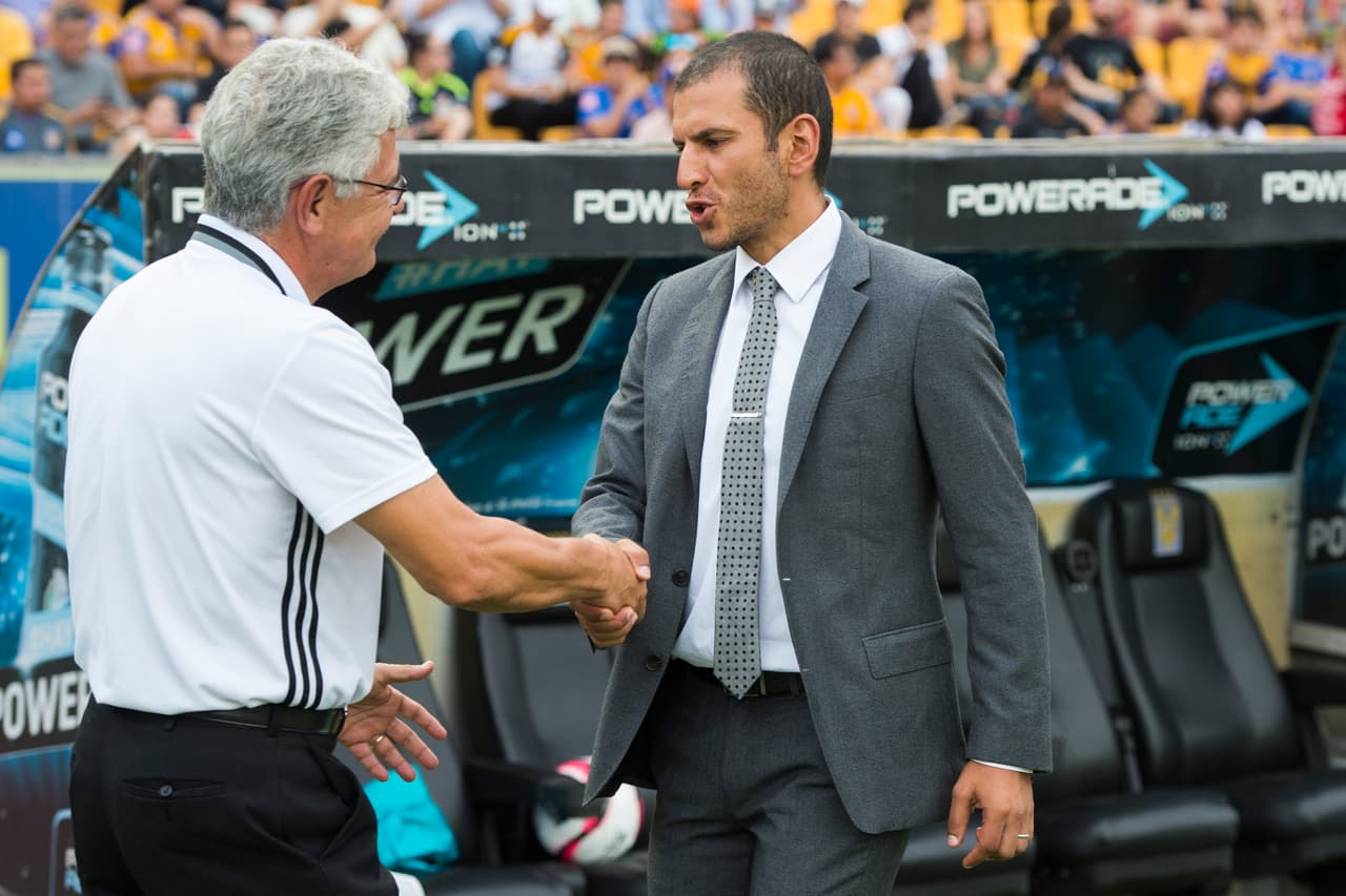 Juventud vs. experiencia. Ricardo 'Tuca' Ferreti y Jaime Lozano se saludan antes del arranque de las acciones.