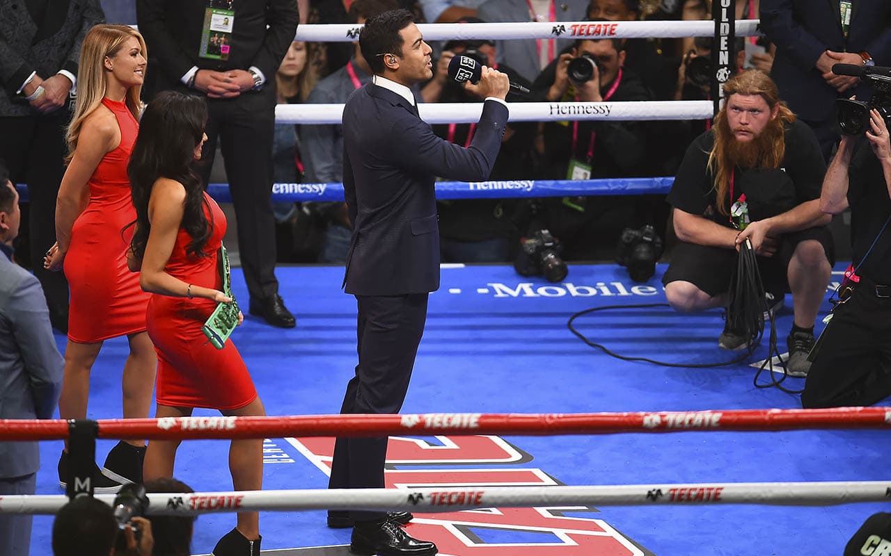 El cantante Carlos Rivera fue el encargado de entonar el Himno Nacional Mexicano.