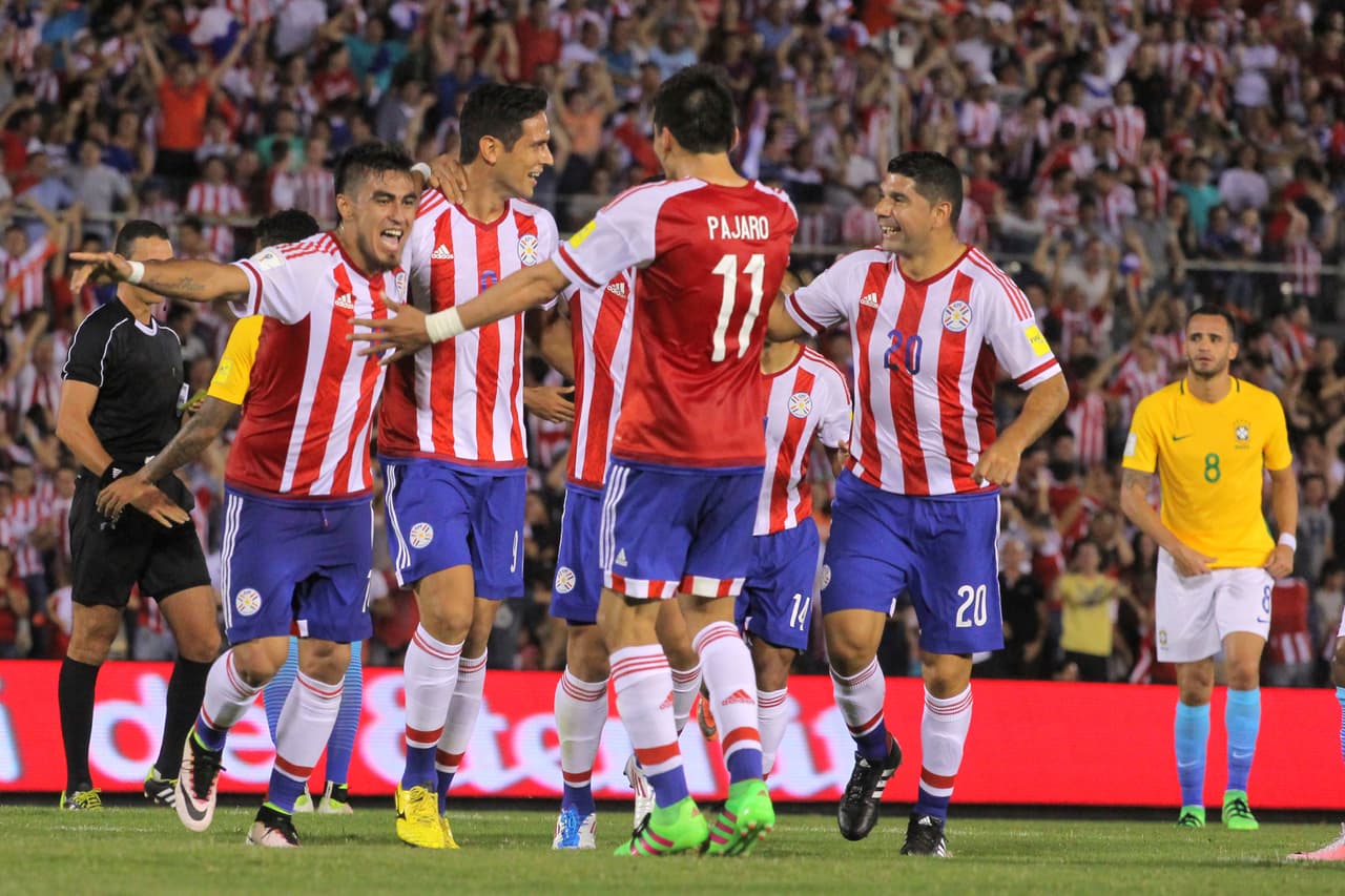 El estadio Defensores del Chaco es donde juega la selección de Paraguay y lleva su nombre desde 1974 en honor a los combatientes de la guerra del Chaco. Su primer nombre fue estadio de la Liga.