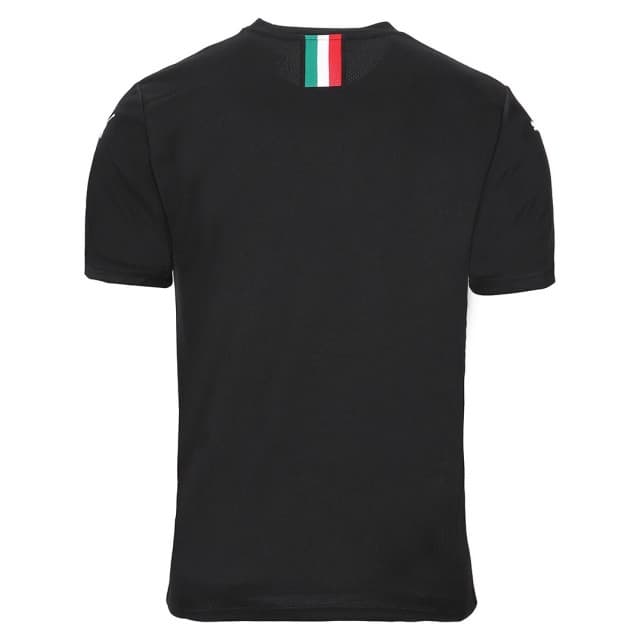 Los Rossoneros ya tienen su tercera piel para la siguiente temporada en la que esperan recuperar su lugar como un gran de Italia. La playera cuenta con un diseño de ondas en diferentes sentidos con el negro y rojo como protagonistas.