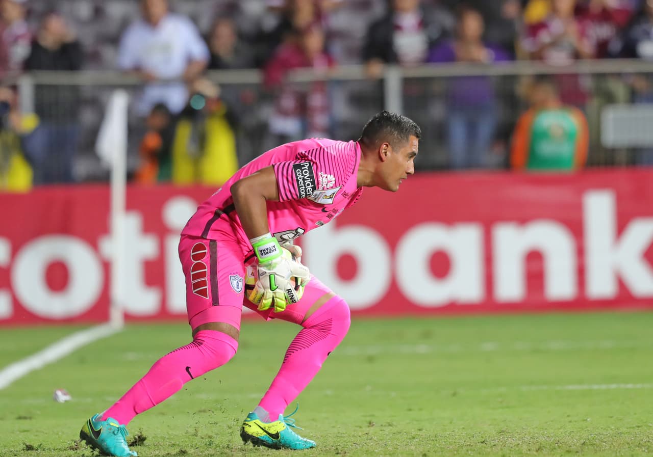 El puntillazo final y la falta de precisión en las jugadas frente al marco, fue el eterno tropiezo de los costarricenses que lo intentaron constantemente en el arco de Alfonso Blanco