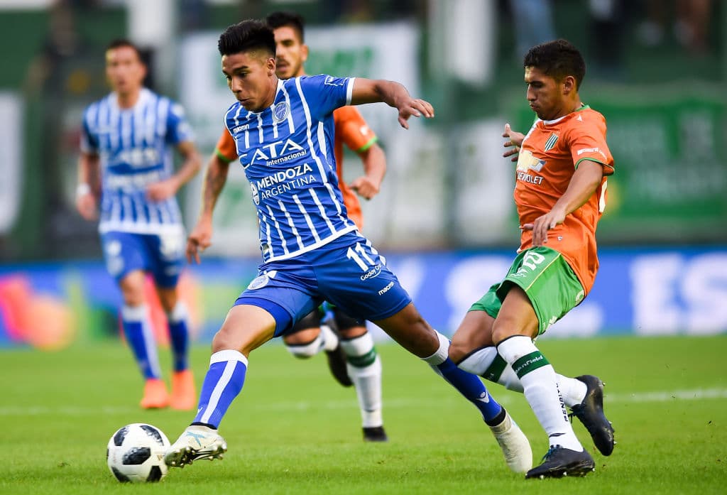 BUENOS AIRES, ARGENTINA - APRIL 21: Guillermo Fernandez of Godoy Cruz fights for the ball with Juan Alvarez of Banfield during a match between Banfield and Godoy Cruz as part of Argentina Superliga 2017/18 at Florencio Sola Stadium on April 21, 2018 in Buenos Aires, Argentina. (Photo by Marcelo Endelli/Getty Images)