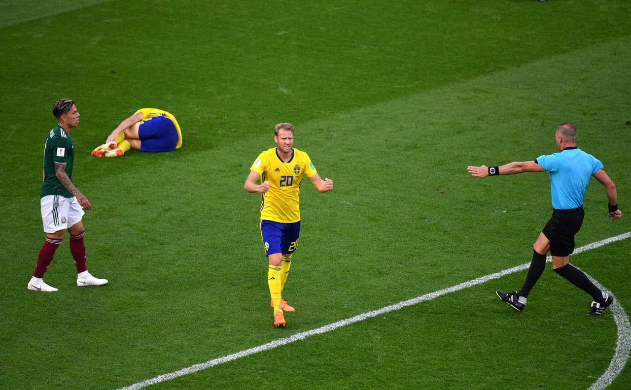 Y, como si fuera poco, sí le dio un penal a Suecia por falta de Héctor Moreno –uno de los cinco amonestados del partido– en el área. No quiso consultar el VAR, una decisión que levantó muchos comentarios en su contra.