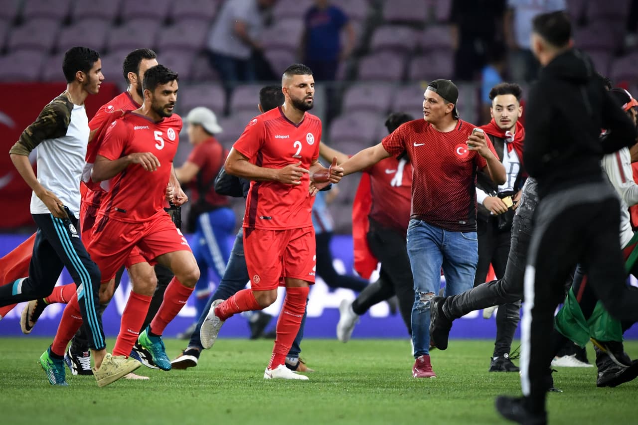 Muchos de los tunecinos quisieron aprovechar ese momento para tomarse una foto con sus jugadores mundialistas.