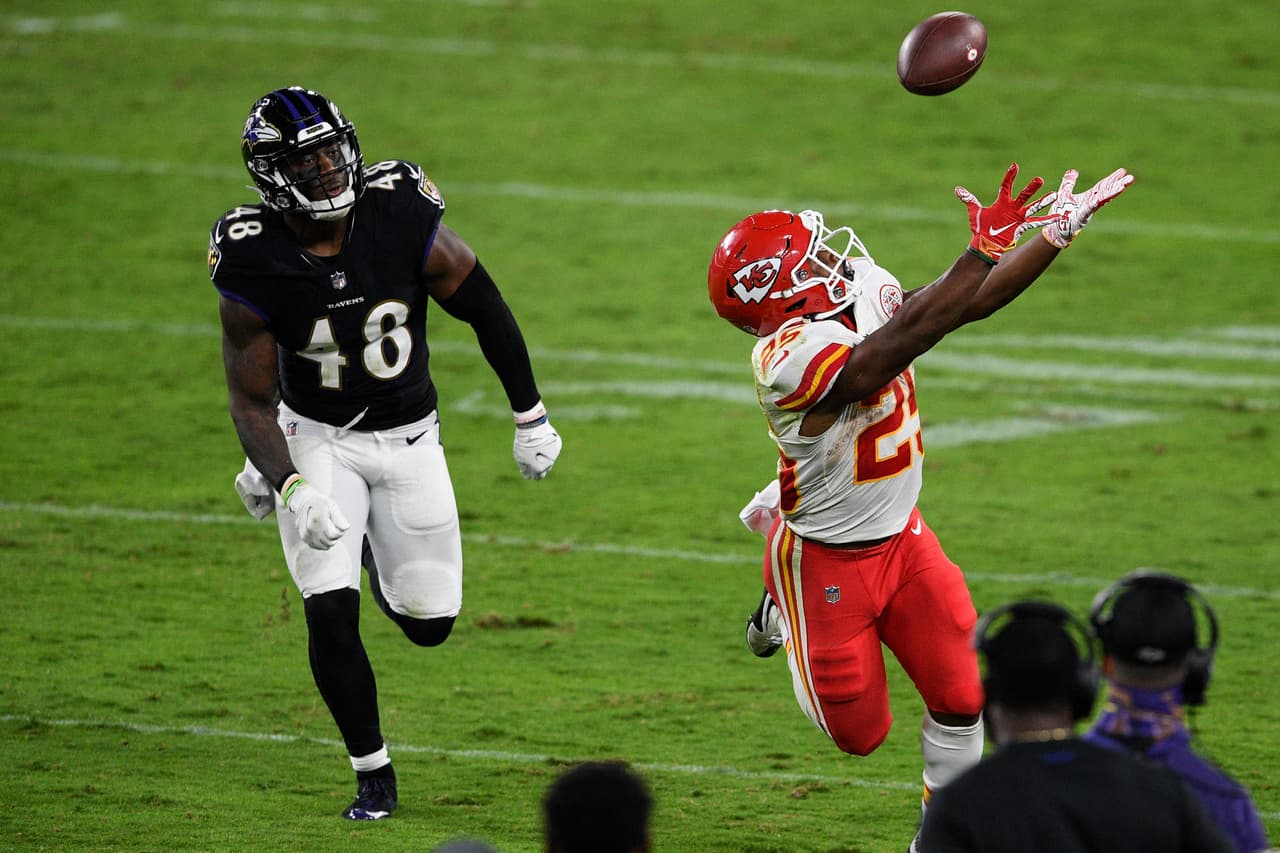 Patrick Mahomes supera las 350 yardas por aire, manda cuatro pases de touchdown y mete uno más por tierra en la victoria 34-20 sobre los Baltimore Ravens.