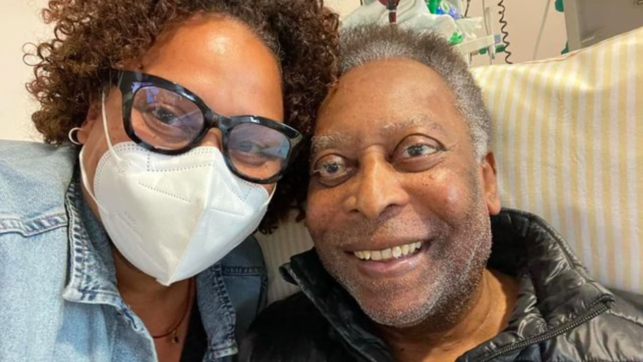 Sonríe Pelé desde el hospital en sesión de fisioterapia