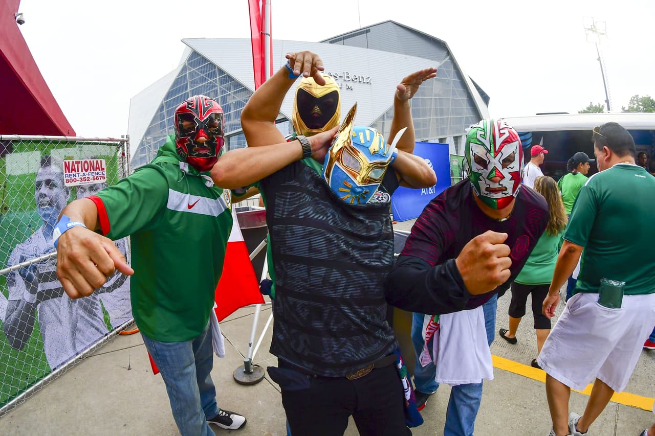 Con gran entusiasmo arribaron los aficionados de la Selección Mexicana para apoyar al Tri en su partido de preparación para la Copa Oro ante Venezuela en Mercedes-Benz Stadium, en Atlanta. Gran colorido y buen ambiente estaban armando los seguidores mexicanos y también los venezolanos que llegaron a apoyar a su Vinotinto, que se prepara para la Copa América.