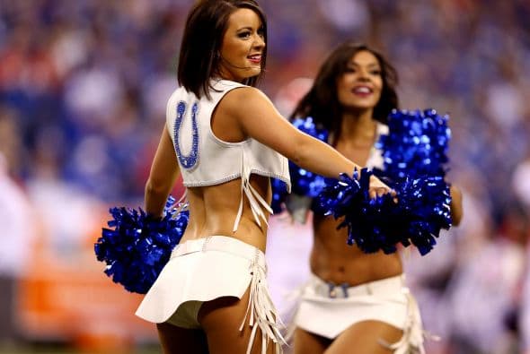 Las porristas de la NFL con sexys atuendos para enseñar sus hermosas figuras que calientan los emparrillados.