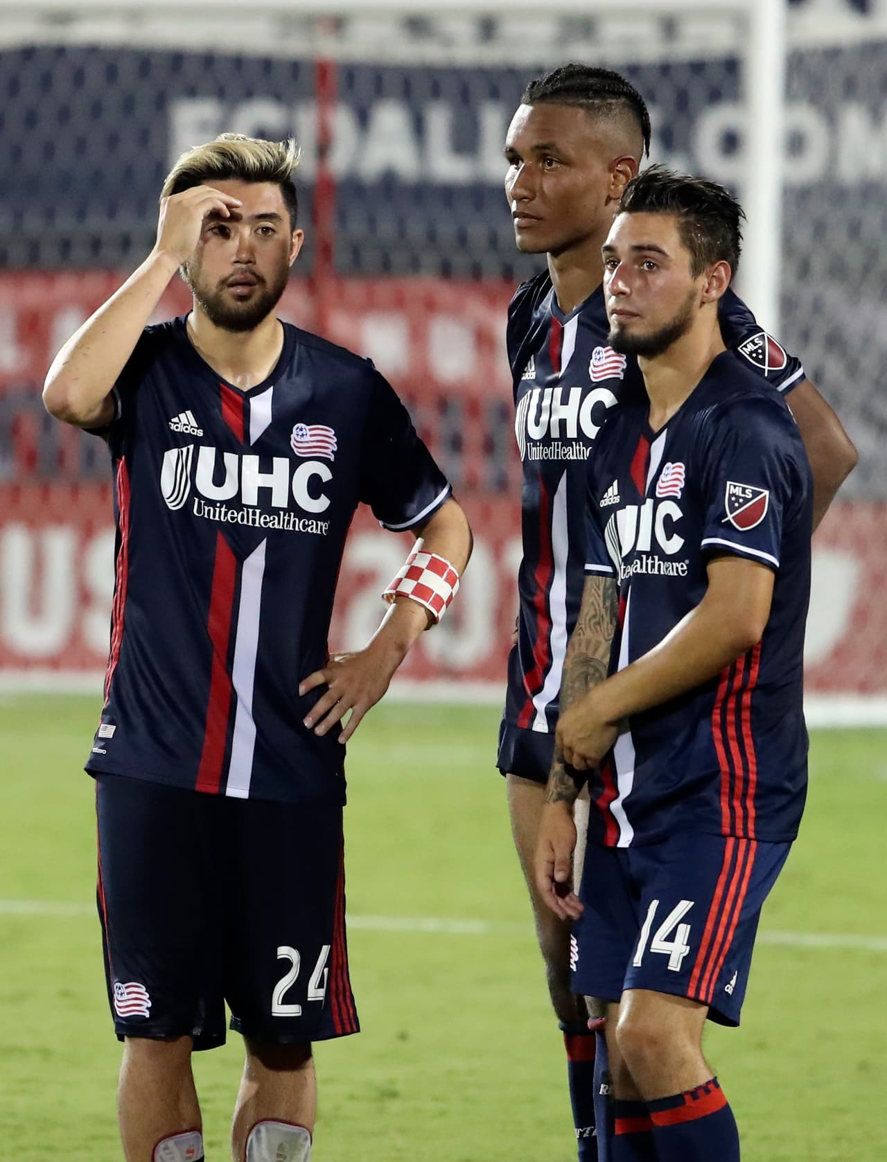 Los jugadores de New England reaccionan tras caer derrotados por 4-2 ante FC Dallas en la final de la Copa Abierta.