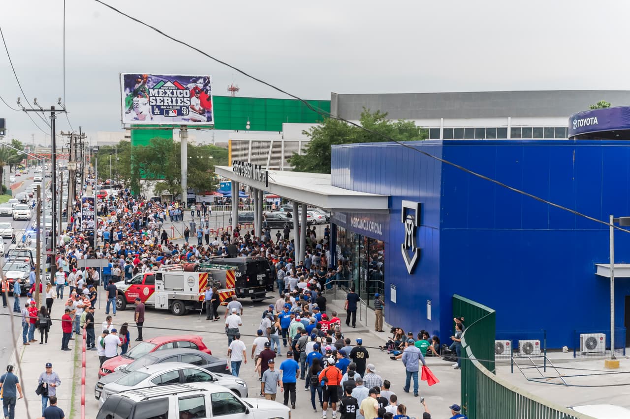 Los aficionados en el Estadio de Béisbol Monterrey previo al "Play Ball".