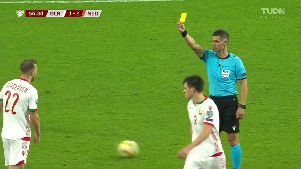 Tarjeta amarilla. El árbitro amonesta a Igor Stasevich de Belarus