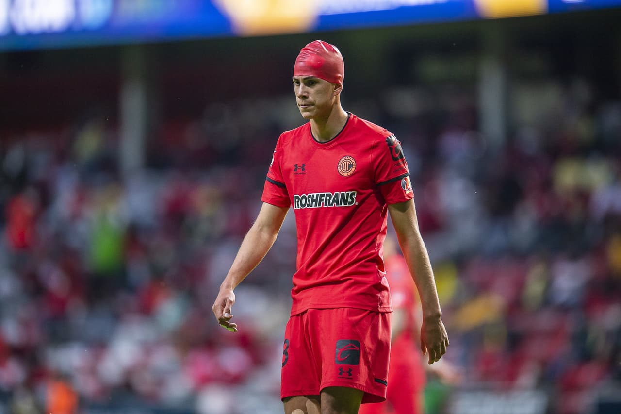 Haret Ortega tendría que salir por unos minutos para parar detener el sangrado en un costado de su cabeza tras un codazo accidental.