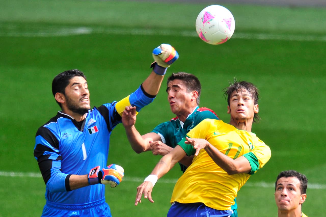 Ayudó a 'Chuy' Corona a neutralizar a Neymar por arriba.