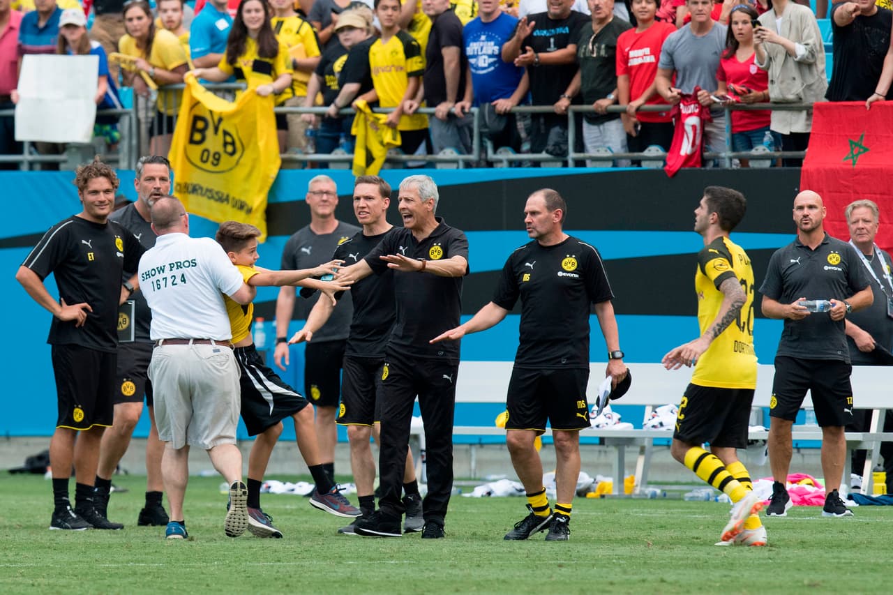 Un pequeño aficionado se coló al terreno de juego buscando ver a su ídolo.