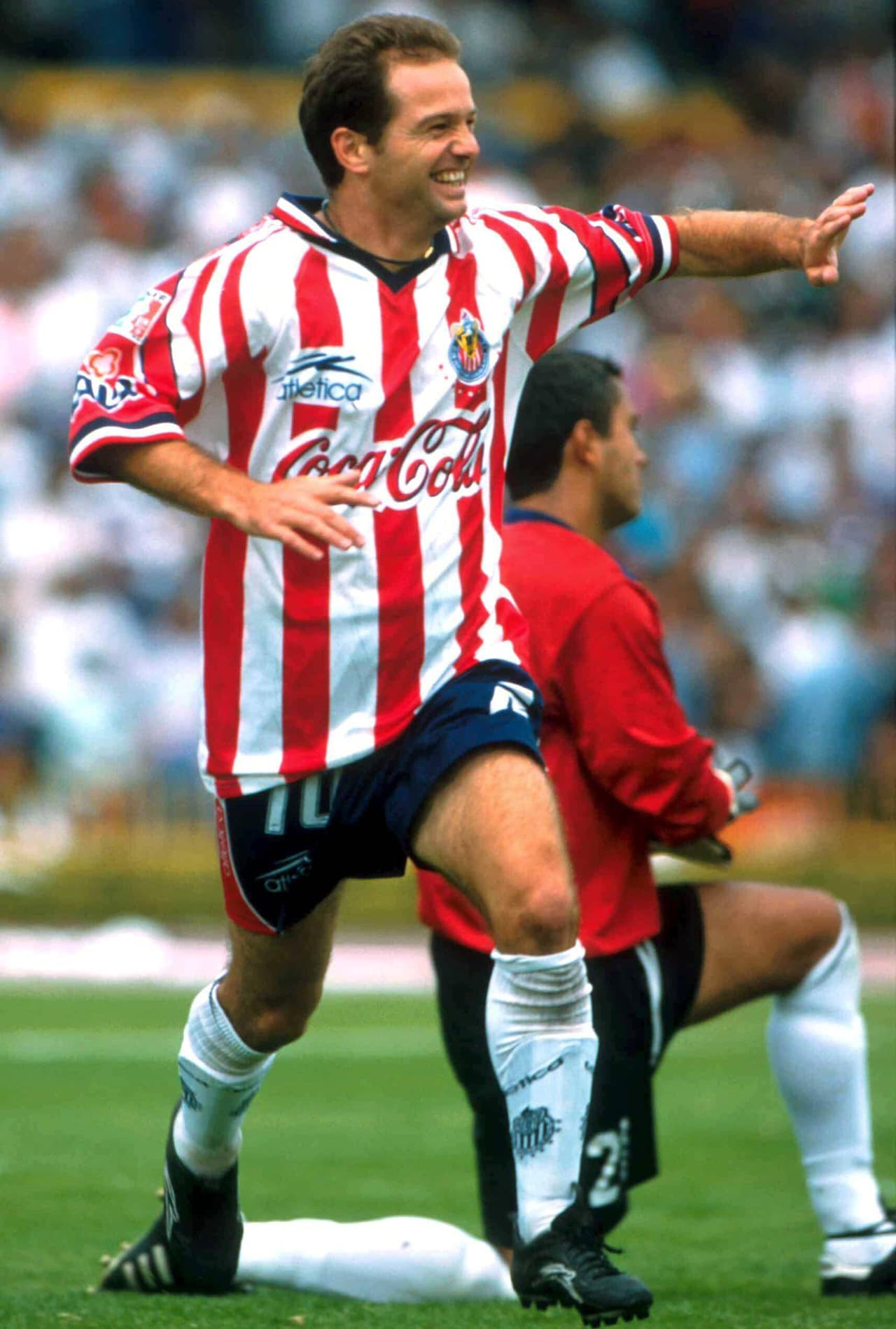 Luis García disputó y perdió una final contra el Atlante, se le recuerda por no haber querido cobrar un penal que terminó fallando Alberto Coyote.