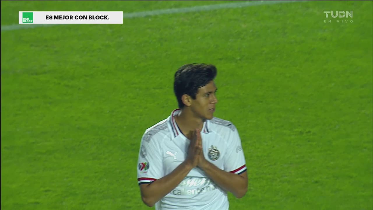 ¡Qué agarrón! Nahuel Guzmán salva en dos ocasiones ante Macías