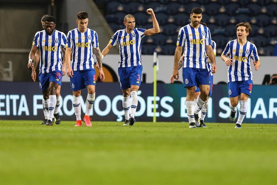 Porto venció a Pacos Ferreira 2-0 en la Liga de Portugal. Los dos goles corrieron a cargo de Pepe al minuto 77, seguido de Sérgio Oliveira un minuto después de la anotación del portugués. El mexicano Jesús 'Tecatito' Corona fue titular, creando situaciones de peligro durante el encuentro.