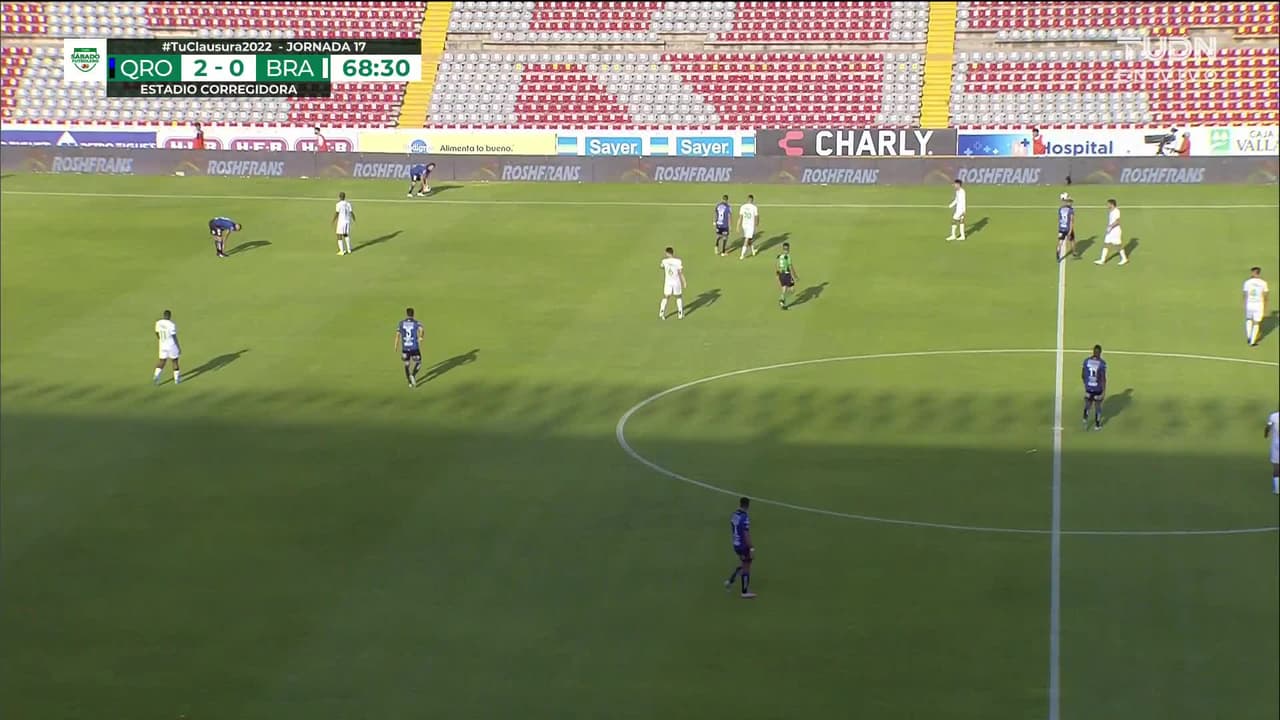 ¡Expulsión! El árbitro saca la roja directa a Maximiliano Olivera.