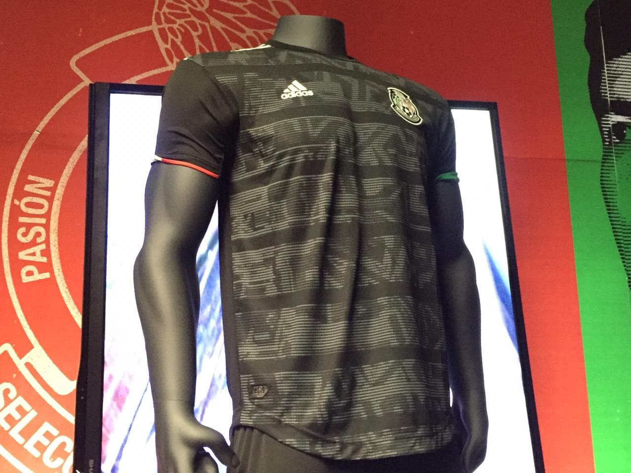 Como un homenaje a la cultura azteca y al balón con el que se jugó el Mundial de 1986, Adidas y la FMF presentaron este martes oficialmente el nuevo jersey de la selección mexicana de fútbol para la Copa Oro 2019. Un restaurante de la Colonia Juárez fue el lugar del evento, el cual se tiñó con lo mejor de la historia del Tri.