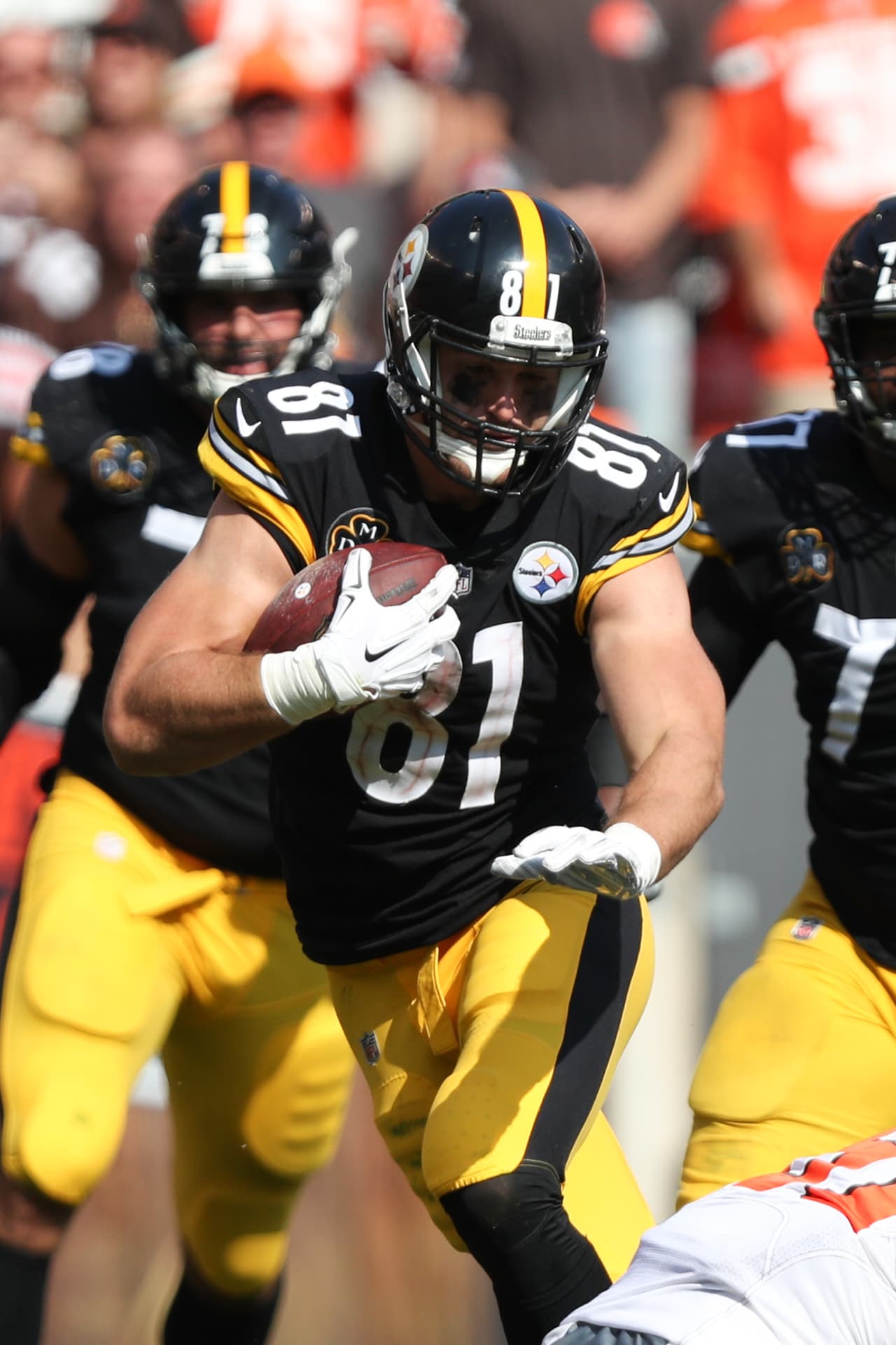 <b>Jesse James (Steelers) </b>Roethlisberger está batallando para mejorar sus números y tiene que lidiar con los berrinches del receptor estrella Antonio Brown. La reaparición de Martavis Bryant dejará a James a un lado en la 
<i>red zone</i>.