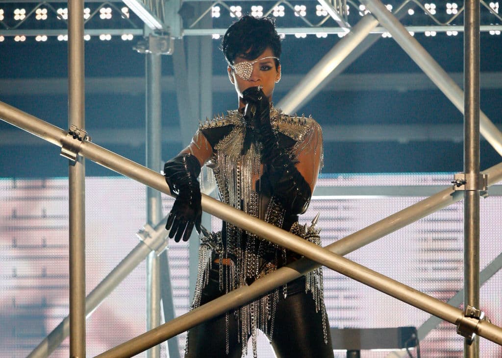 Rihanna siempre ha sido un ícono de la moda, pues sus looks han sido diversos y muy extravagantes; ¡es una diosa de la moda!