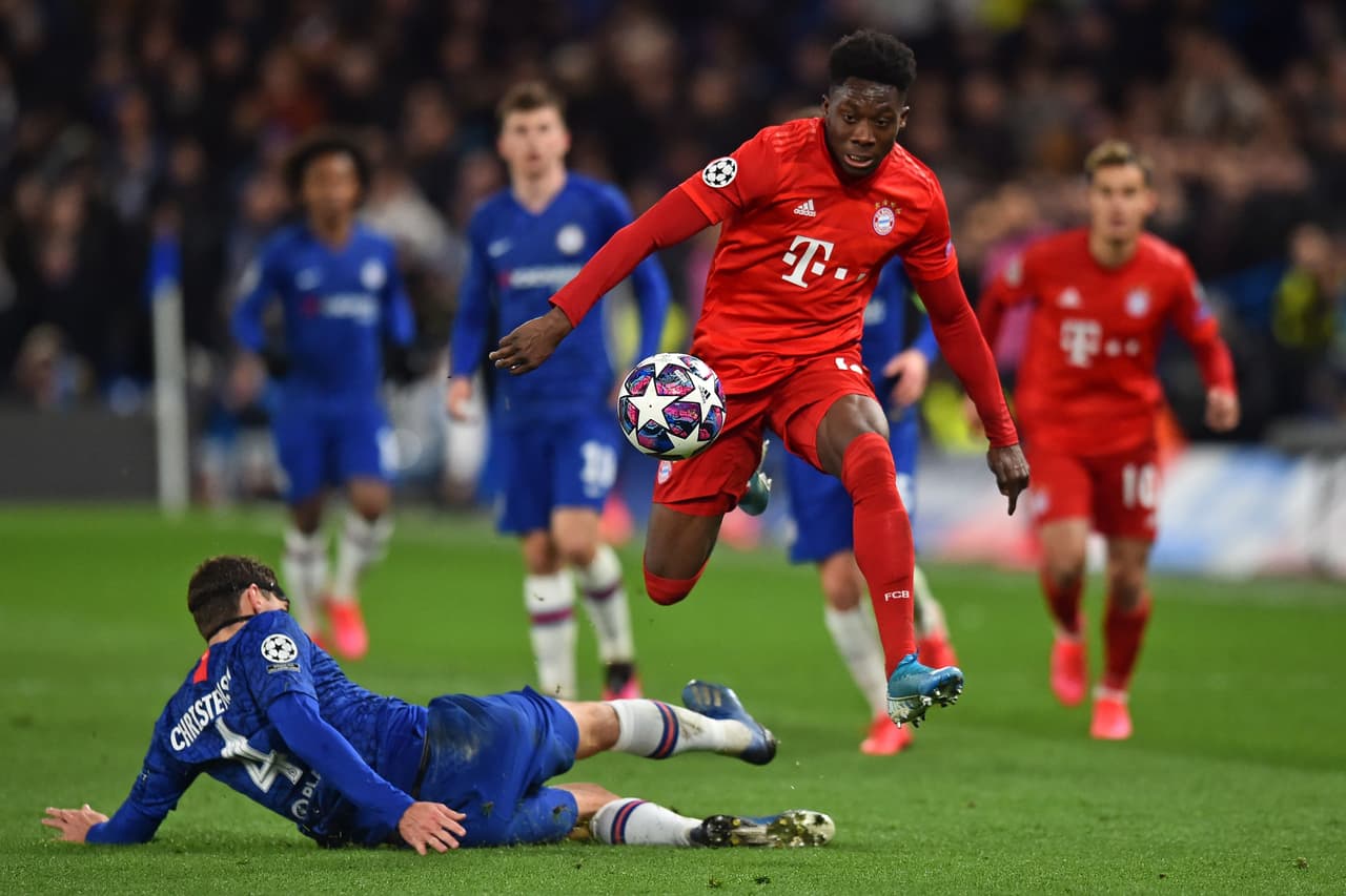 Alphonso Davies esquivando a Andreas Christensen en el Stamford Bridge.