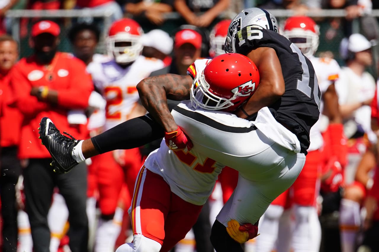 <b>Kansas City Chiefs 28-10 Oakland Raiders.</b> Tremendo tackle de Bashud Breeland sobre Tyrell Williams.